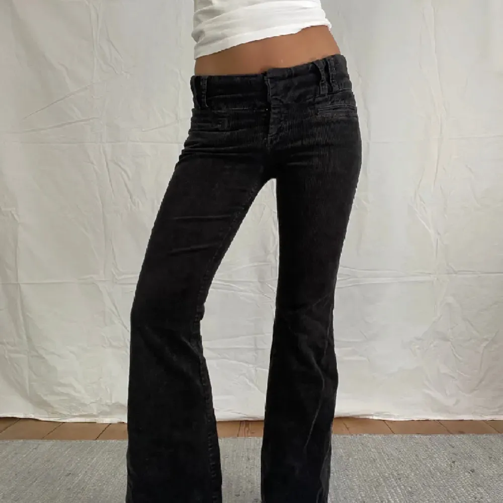 Lågmidjade svarta manchesterbyxor från HM, storlek 34, midjemått 76cm (stretchiga), innerbenslängd 77cm. Jeans & Byxor.