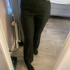 PW Vilma Petite kostymbyxor - Säljer dessa nästan oanvända kostymbyxorna från bikbok då de är för korta för mig🖤🤩