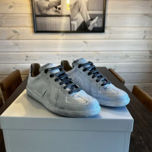 Maison Margiela Gats - Gats från Maison Margiela  Handmålade så alla har en unik look Helt nya i originallåda  Storlek 41-45  