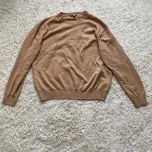 Säljer denna tröja från COS då den var för stor och färgen inte passar mig. Den är i storlek M och har knappt användts.