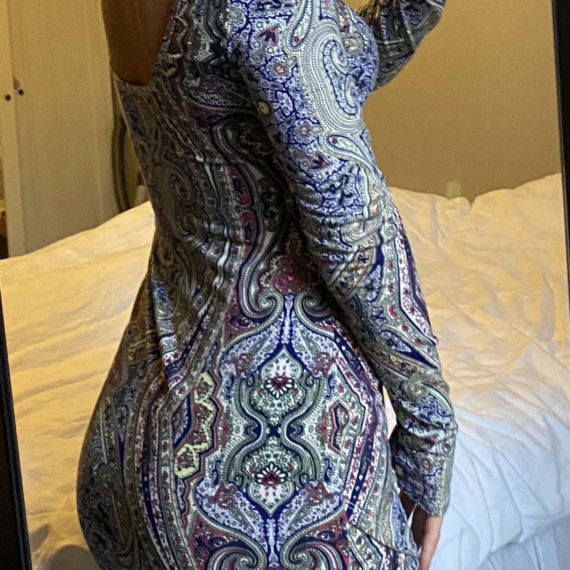 Mönstrad klänning med låg rygg