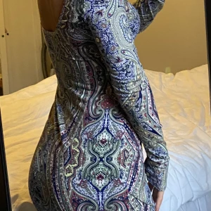 Mönstrad klänning med låg rygg - Tajt, mönstrad klänning med lägre rygg