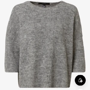 Vero moda trekvartsärm tröja - Säljer denna stickade tröjan från veromoda som är trekvartsärm .Den är i storlek xs men stor i storleken. Köparen står för frakten 💗