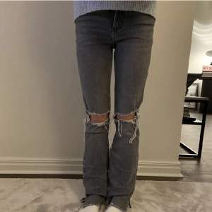 Säljer nu mina älskade zara jeans som är så himla fina och perfekt färg till vintern nu❤️ jag köpte dessa frö 349kr men säljer för endast 219kr❤️ vid snabbt köp får man dem för 200kr❤️ de är midwaist