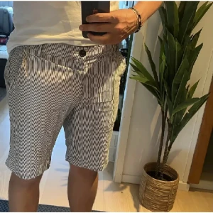 Shorts - Säljer ett par shorts från Selected Homme som är för stora för mig. Storlek L, fint skick.