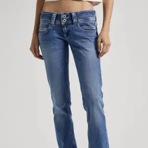 Lägger ut mina pepe venus jeans igen❤️ de är i modellen straight och säljer på grund av att de är för små ❤️  nypris är 1000kr säljer direkt pris 599kr men kan tänkas sänka priset mycket❤️ säljer ett par likadana i en nörkare färg också