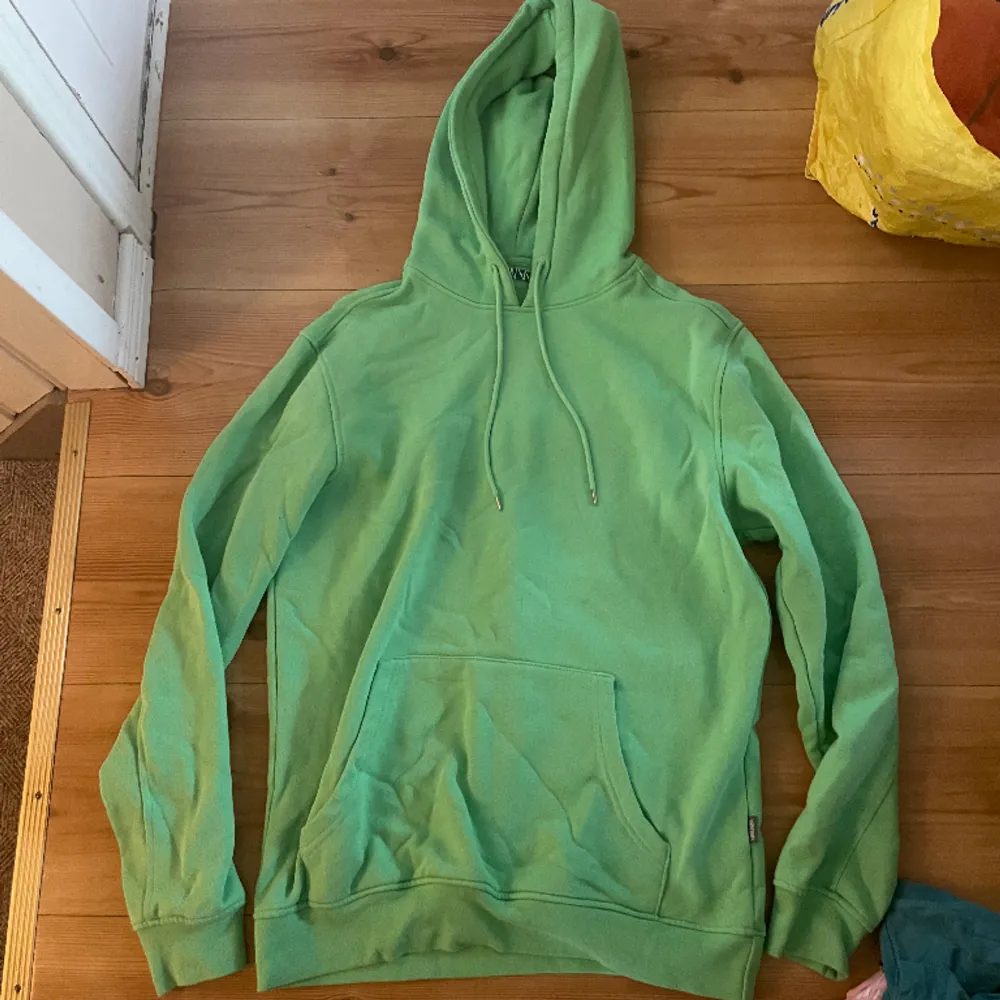 grön hoodie som är köpt på carlings, storlek S. Hoodies.