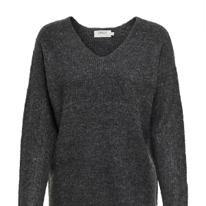 Stickad Tröja Grå - Mysig stickad tröja med liten V- ringning från ONLY. Bara testat den tvånget gånger men aldrig använt! Den är i L men köpte den för att den skulle vara oversized så funkar bra om man vill ha en lite större tröja som S/M eller såklart i standard storleken💕