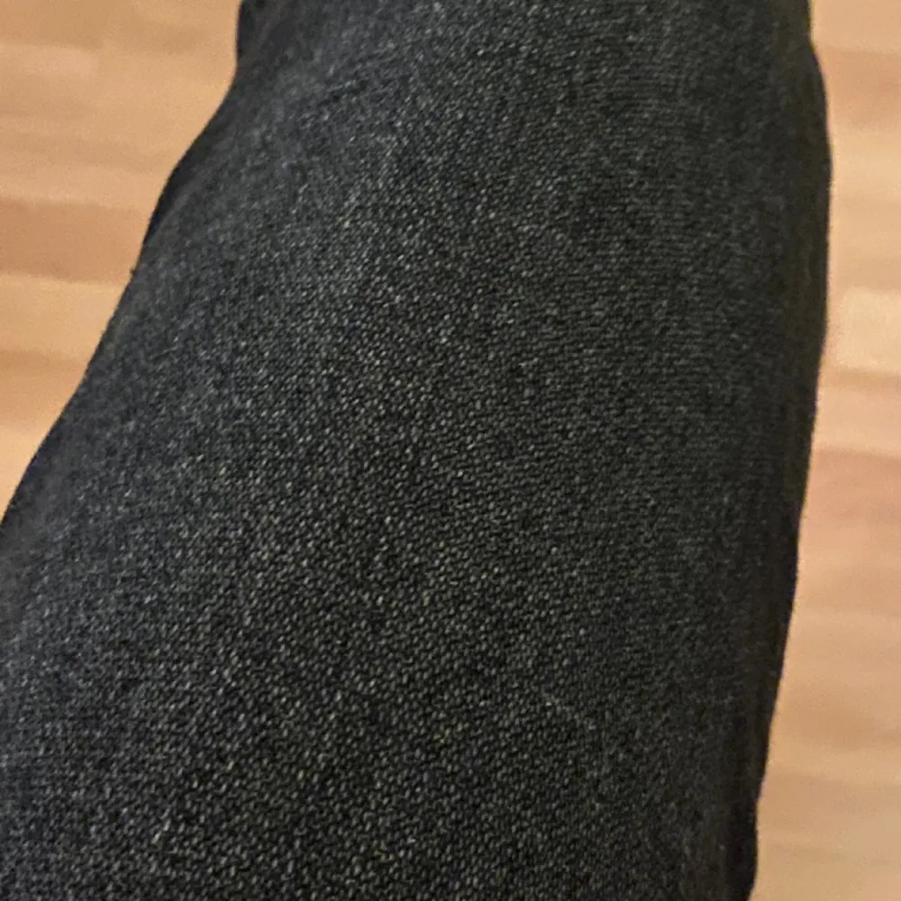 Slutsålda gråa bootcutjeans från wrangler. Köpta på zalando för 900 kr. Passar mig bra som är 170 cm lång. Endast använd 2 ggr🌟. Jeans & Byxor.