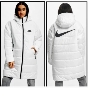 Nike Loose Fit   jacka / Ny Stl L rymlig - Helt ny med tagsen kvar! Aldrig använd!  Butikspris 1 400 kr  Passar höst / vinter , lätt och smidig  Nike Stl L slapp/ ledig i storleken  Armhåla - armhåla 62cm x2  Längd 95cm 