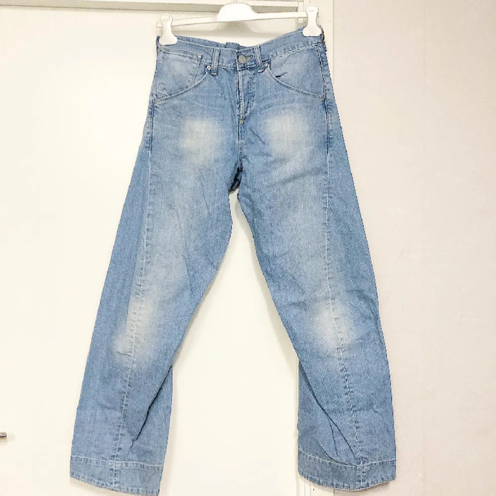 🍒LOVELY LEVI’S🍒Äkta y2k Levi’s workwear. Jeansen är i 100% denim och har medelhög midja, vida ben och ett spänne bak så man kan justera midjan. Midjemått: 38cm rakt över. Säljs i perfekt skick utan några defekter. Använda max 2-3ggr.🍒. Jeans & Byxor.
