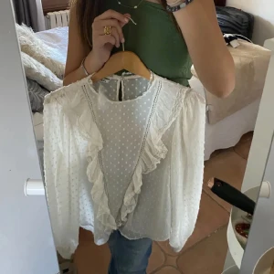 Zara blus - Jättefin blus från zara som jsg köpt här på Plick men den inte kommit till användning🤍