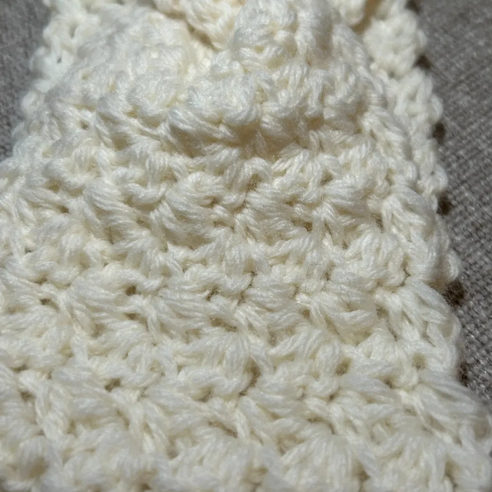 Årets gosigaste julklapp: handvirkade pannband/öronvärmare i neutrala färger. Alla banden är stretchiga och passar de flesta. Referens: Modellen har storlek 54. Material: 100 % ull. Beställ så fort som möjligt för garanterad leverans innan julafton.. Asusteet.