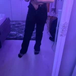 Straight jeans - Säljer mina highwaist raka svarta jeans från bershka då dem är för små. Knappt använda så bra skick