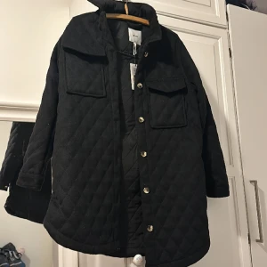 Jacka/kappa  - Jag fick den present men tyvär är den för stor jag fick den för en månad sen och den är 1000kr men jag säljer den för 350kr den är helt ny har inte testat den ens.