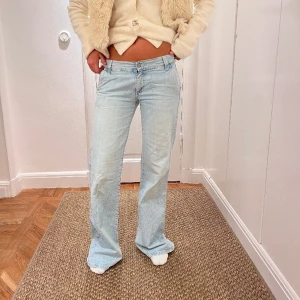 Jeans!  - Så snygga ljusa bootcut lågmidjade jeans! Midjemått:78 Innerbenslängden: 84
