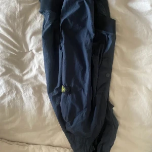 Stone island jacka - Ny pris 3000. Skick 8/10. Mörk blå. Priset kan sänkas vid snabb affär
