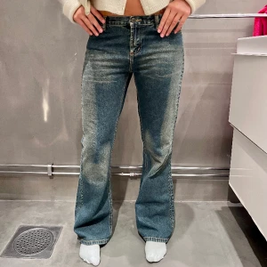Jeans! - Så snygg tvätt och fina detaljer i form av typ nitar på sidorna!Midjemått:78cm Innerbenslängden:79cm
