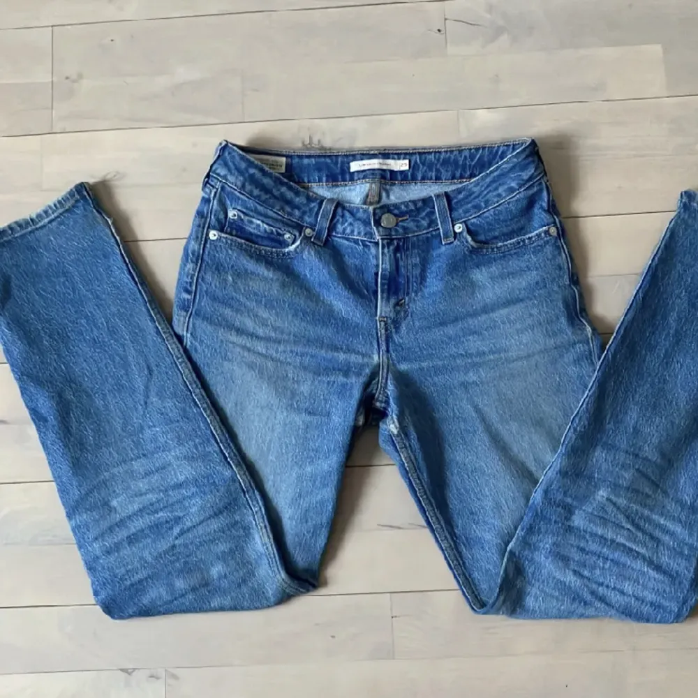 Säljer dessa straight jeans från Levis. Storlek 25, funkar för både tjejer och killar. Finns tecken på användning, men syns knappast:) Nypris 1300 kr, pris kan diskuteras . Jeans & Byxor.