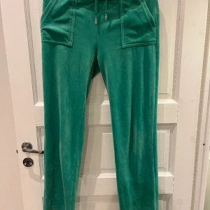 juicy byxor  - säljer mina gröna juicy byxor som är i väldigt bra skick! 💘(pris kan diskuteras vid snabbt köp)