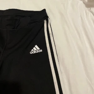 Adidas Leggings - Adidas legging i nyskick💋Frakt tillkommer📦
