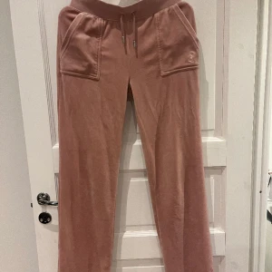 juicy byxor  - säljer mina rosa juicy byxor i väldigt bra skick! 💘(pris kan diskuteras vid snabbt köp)