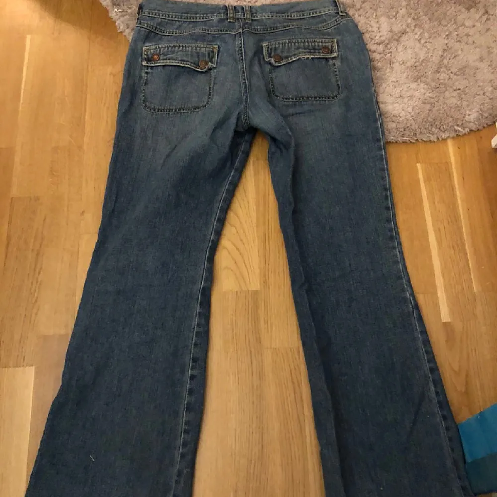 Coola lowrise jeans som är bootcut, sitter lite baggy på mig och har därför satt ett snöra i midjan så man kan knyta åt. Går även att ta ut smöret och det syns oavsett inte om man har det i. Osäker på storleken men är lite stora på mig som har 28 i waist.. Jeans & Byxor.