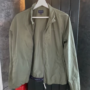 Jacka - Hej, säljer nu min jacka som är knappt använd som passar dem med storlek S