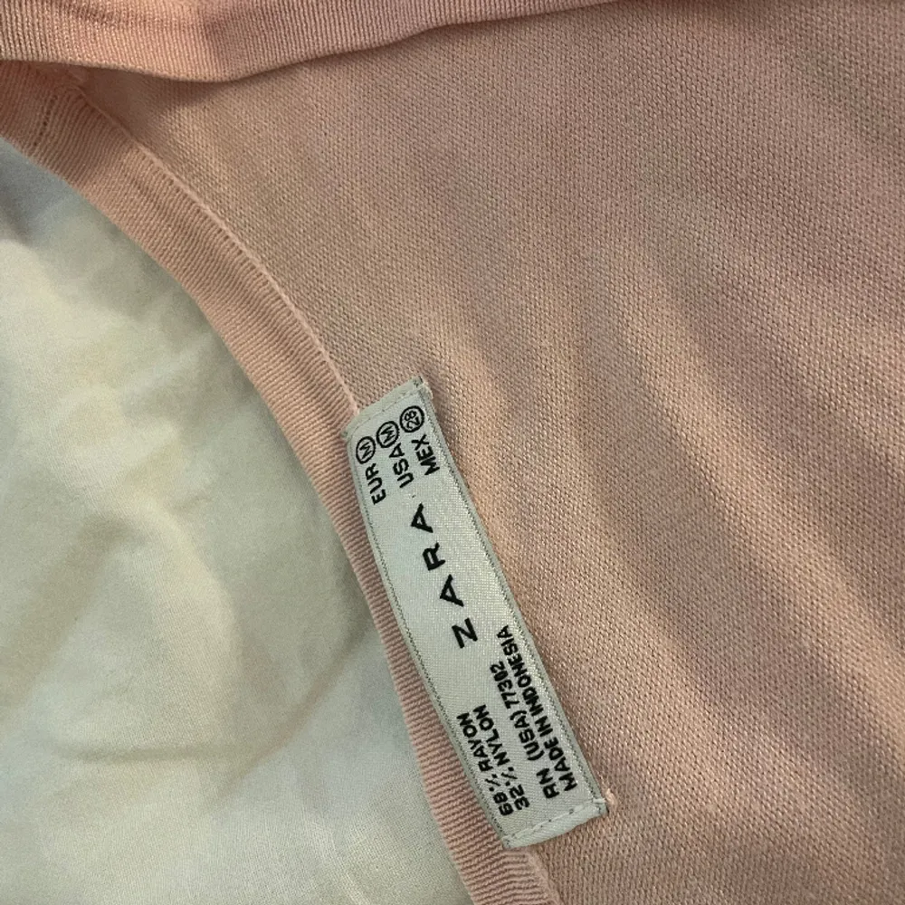 Superfin rosa zara tröja med några defekter då den är väl använd. 🥰. Tröjor & Koftor.