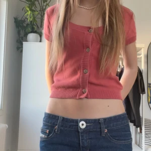 Gullig kofta❣️💋 - Jättegullig kortärmad kofta i en röd rosa färg❣️❤️