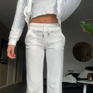 Juicy byxor+tröja  - Säljer hela sättet i färgen ” Sugar Swizzle ” jätte fina men börjar bli ganska slitna därav priset! Skriv för mer frågor eller funderingar så hjälper ja gärna till! Tröja strlk: Xs byxor Xs 