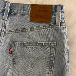 Levis 501 - Säljer mina snygga och populära Levis 501 som inte längre kommer till användning❤️ de är i storlek 26/32 och passar på mig som i vanliga fall har 36 men skulle även säga att de passar om man har 34❤️unisex så passar till killar och tjejer❤️ nypris 1099kr