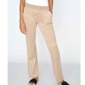 Juicy byxor  - Säljer mina älskade Begiea Juicybyxor! Köpta på Nk för 1200 och haft dessa i 1 år ish! 🤍