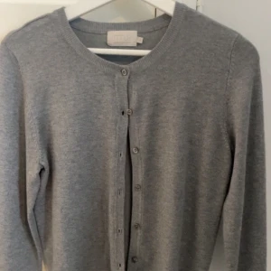 Cardigan - Grå cardigan🤍 Använd men i bra skick!