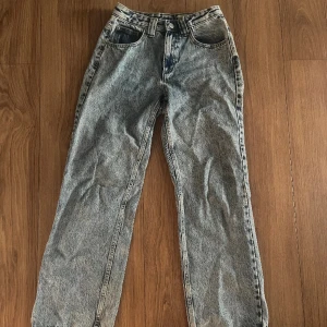 Blåa jeans - Ett par blåa jättesköna raka lite oversized jeans i storlek 164 som tyvärr blivit för korta för mig💗Använd några gånger men i väldigt bra skick😽