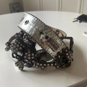 Bb Simon - As fett bb Simon bälte med dödskallar och ett silvrigt skärp. 