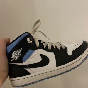AIR JORDAN 1 MID ROYAL BLACK AND BLUE - Storlek 41/ 9.5 Har fler bilder om så önskas