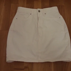 Vit jeans kjol - Super fin jeans kjol använd 1 gång.