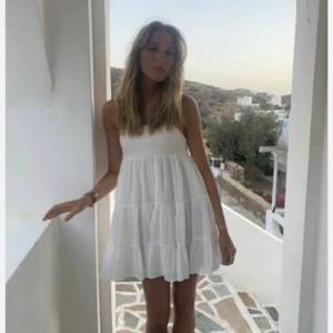 Zara klänning  - Storlek M men passar också S då banden är justerbar💞Står även en triangel på lappen vilket betyder att den är liten i storleken (2 bilden är egen)