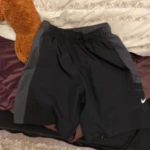 Nike shorts  - Tar och säljer Nike shorts att ha till bland annat gym eller annat. 