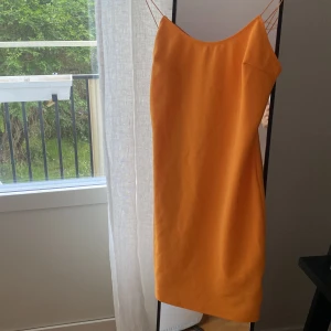 Fin klänning till sommaren - Nelly One klänning knappt använd i storlek M. Klänningen sitter tajt på kroppen då den är stretchig 