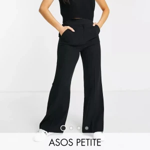 Oanvända linnebyxor från ASOS petite - Helt nya, prislappen sitter kvar. Säljs då dom var förstora för mig! Köptes förra sommaren för ca 400kr