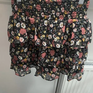 Blommig kjol😙 - Säljer pga att den är för liten! Oanvänd  Nypris: 199