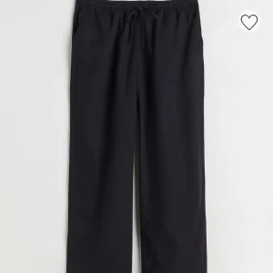 Populära linnebyxor hm - Säljer dessa populära å slutsålda linnebyxorna från hm. Dem är i fint skick och knappast använda. Byxorna är low waist💖säljer då dem är lite för korta på mig som är 165cm!