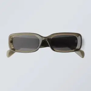 Snygga solglasögon från Weekday! - Uv protection 400☀️  - En militärliknande genomskinlig nyans av grön som på weekdays sida heter ”Khaki”.  - Slutsålda! - Nypris= 270 kr 