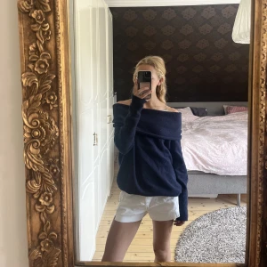 marinblå offsholder topp nakd - marinblå stickad tröja som är off shoulder från nakd