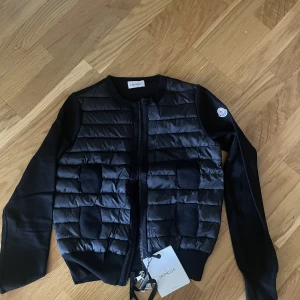 Moncler cardigan  - Hej, säljer min tjejs moncler cardigan som är använd ett få tal gånger och säljs Pga av för liten.  Fungerande QR, Tyvärr inget kvitto   Storlek S