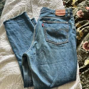 Levis Jeans, 501 or i storlek W30 L28, super fint skick nästan aldrig använda eftersom de är lite tajta på mig. Originalpris 1200kr