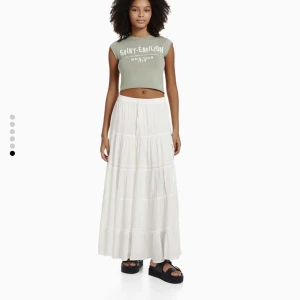 Lång kjol  - Jätte fin vit lång kjol från bershka. Aldrig använd. Lappen är kvar 