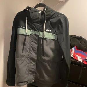 Dope jacka - Superfin jacka i bra skick! fungerar som en vind jacka / skal jacka och väldigt smidig. finns många fickor osv. Är storlek s men är stor i storleken så är man på gränsen för m/s passar den perfekt
